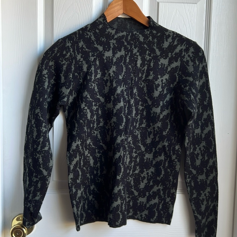 Tahari print mock neck sweater with black and green design size petite small